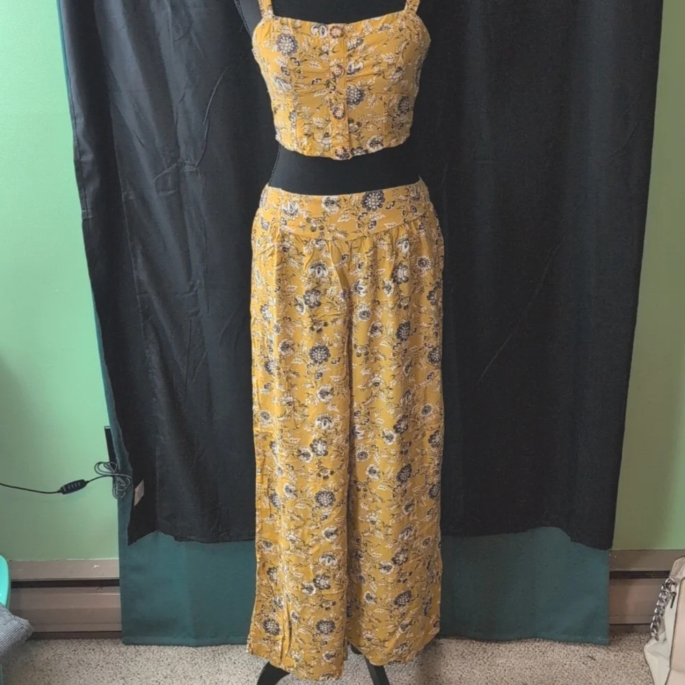 Live to be spoiled outfit. Small/Medium EUC.